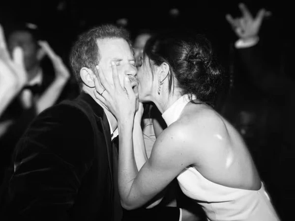 Meghan Markle publica fotos inéditas do casamento com Harry   por Reprodução