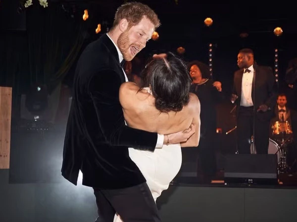 Meghan Markle publica fotos inéditas do casamento com Harry   por Reprodução