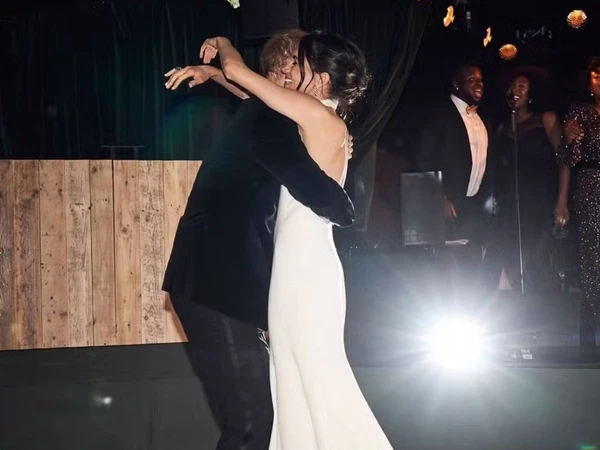 Meghan Markle publica fotos inéditas do casamento com Harry   por Reprodução