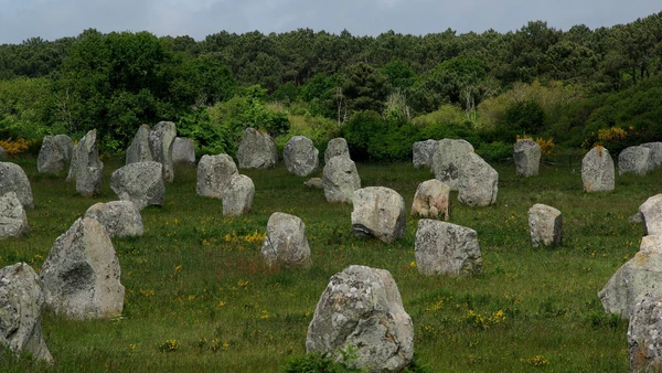 Menires de Carnac ajudam a contextualizar a tradição megalítica europeia ligada a pedras erguidas na pré-história por Karsten Wentik/Wikimedia Commons