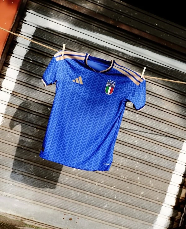 5. Itália: Camisa da Itália compromete cerca de 5,2% da renda média mensal dos italianos.

 por Reprodução