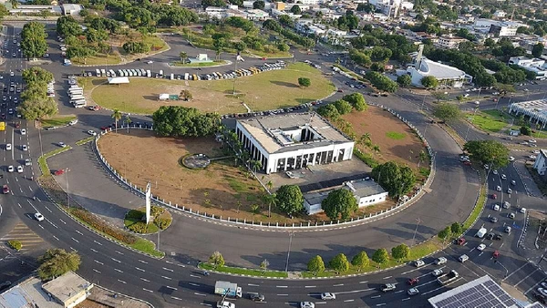 O Centro Cívico concentra prédios públicos e marca o traçado radial planejado do centro de Boa Vista por Dieny Portinanni Araujo Cavalcante / Wikimedia Commons