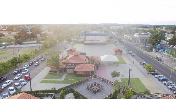 O Centro de Artesanato Velia Coutinho reúne produção artesanal e referências culturais de Roraima no roteiro urbano de Boa Vista por Ederson Brito/MTur Destinos / Wikimedia Commons