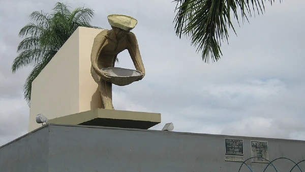 O Monumento aos Garimpeiros homenageia uma atividade que marcou a ocupação e o imaginário histórico de Roraima por Jorge Brazil / Wikimedia Commons
