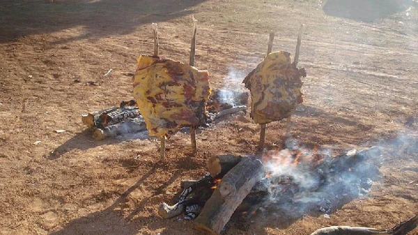 O preparo tradicional de costela no fogo de chão ganhou o segundo lugar no ranking do TasteAtlas