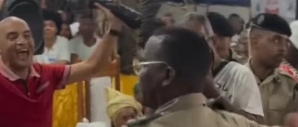 Policial militar faz saudação a Xangô durante Bembé do Mercado e viraliza nas redes sociais