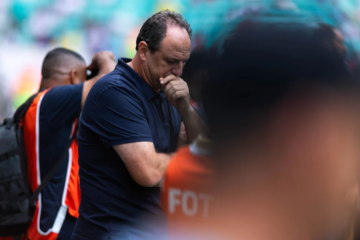 Rogério Ceni vive momento tenso no comando do Bahia