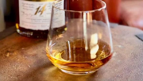 Rum — 35% a 54% de álcool por volume por The Real McCoy Rum / Pexels
