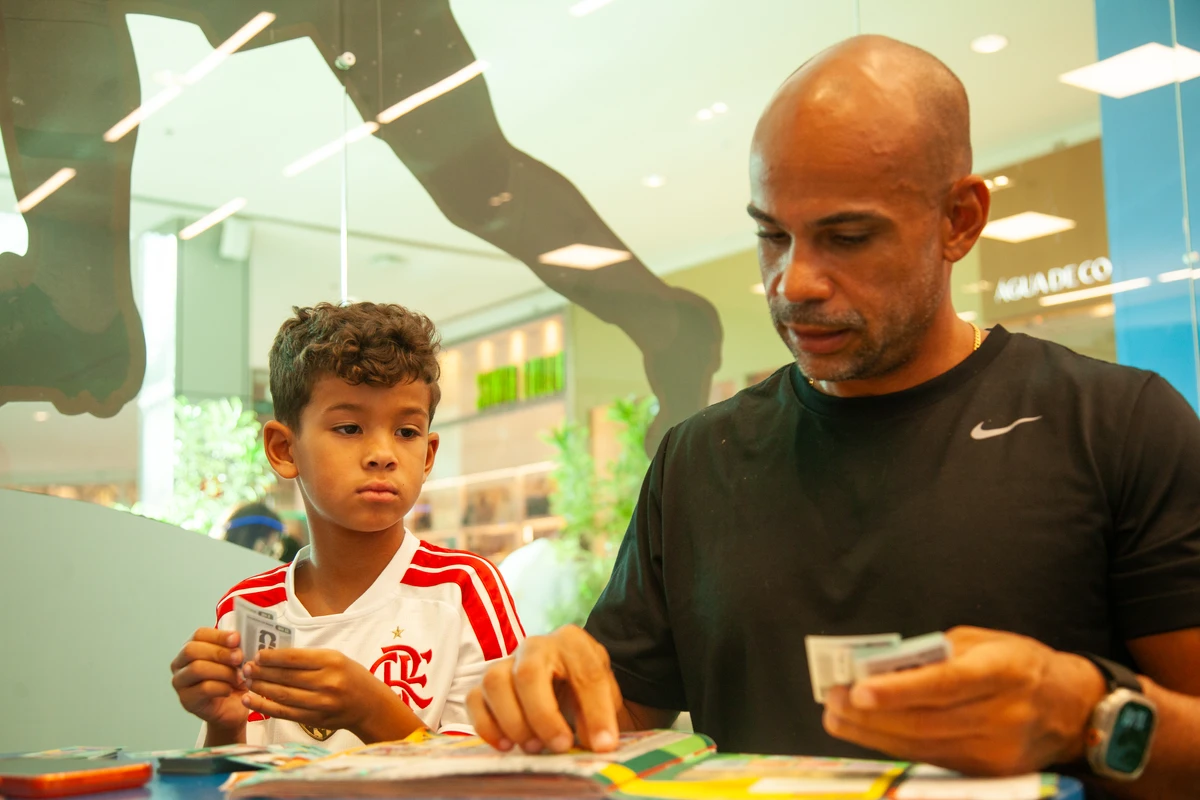 Tradição da troca de figurinhas da Copa do Mundo vira febre em Salvador por Sora Maia/CORREIO