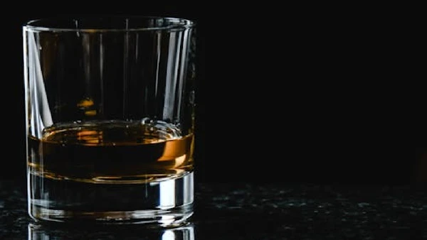 Uísque — 38% a 54% de álcool por volume por Eva Bronzini / Pexels