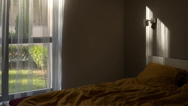 Uma cama mal posicionada pode deixar o ambiente menos funcional, mesmo quando a decoração parece equilibrada por Freepik