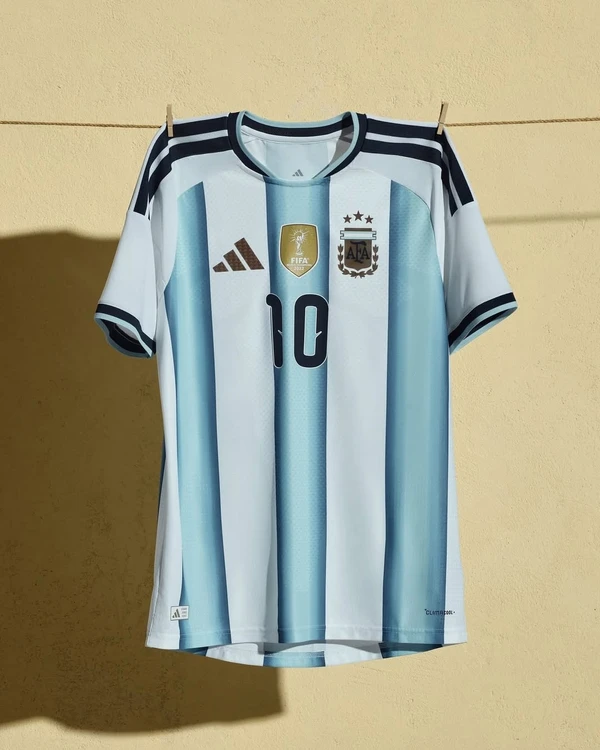 3. Argentina: Mesmo sendo mais barata em dólar que a brasileira, a camisa da Argentina representa 9,2% da renda média no país.

 por Divulgação