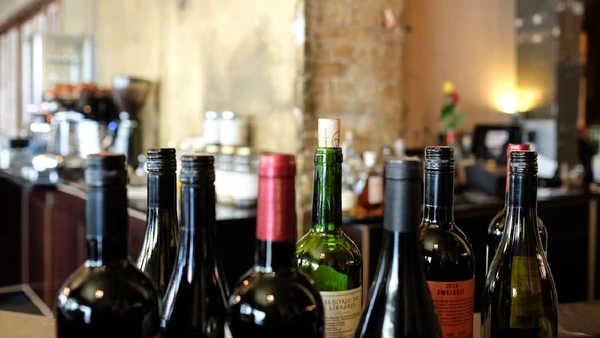 Vinho fortificado, como vinho do Porto — cerca de 17% a 20% de álcool por Timur Saglambilek / Pexels