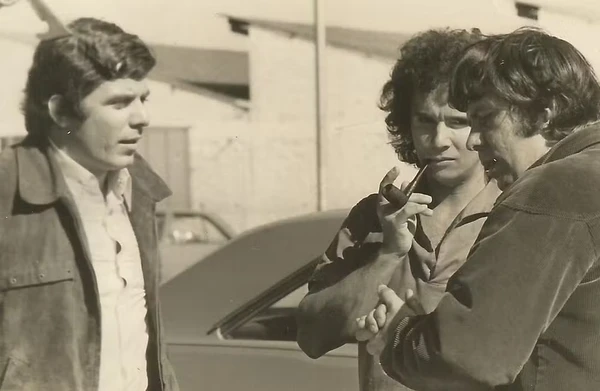  Reginaldo Farias, Roberto Carlos e Roberto Farias, em 1971, nos bastidores de "A 300 km por hora". por Reprodução/Arquivo pessoal/Roberto Farias