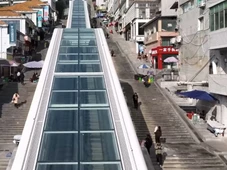 Imagem - Maior escada rolante ao ar livre do mundo tem quase 1 km de extensão, percurso de 20 minutos e vira passeio obrigatório