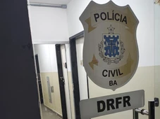 Imagem - Homem tenta matar policiais com facão durante cumprimento de mandado de prisão