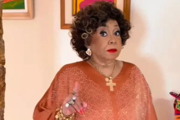 Alcione reage com seu próprio meme após web sugerir que seu vídeo viral sambando seja IA por Reprodução/Instagram