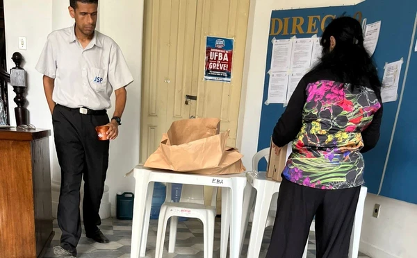 Algumas unidades, como a Escola de Belas Artes, ainda não tinham recebido urnas às 10h