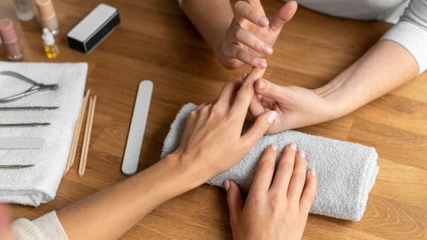 Atendimento começa com preparação das mãos e manejo cuidadoso das cutículas