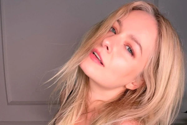 Atriz fez poses sensuais nas redes sociais