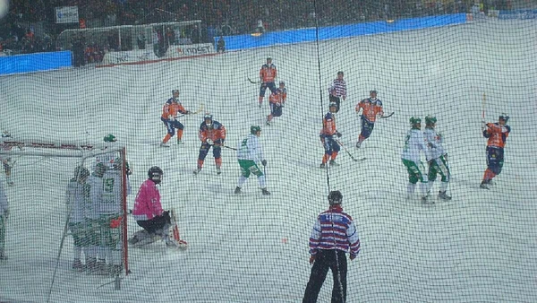 Bandy é um esporte de inverno parecido com hóquei no gelo, mas jogado em campo maior, com bola e tacos curvos por Tompen0000 / Wikimedia Commons