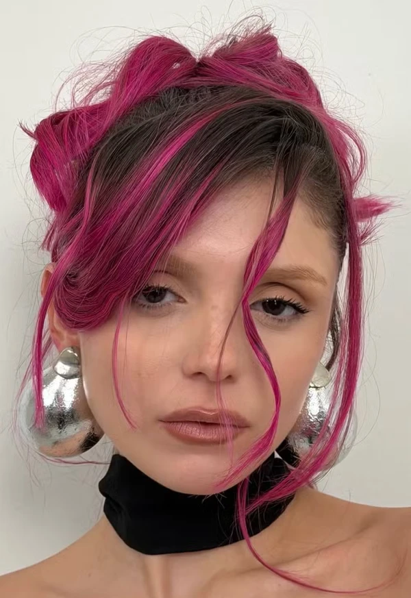 Catarina Tourinho com cabelo rosa  por Reprodução/Instagram @catarinatourinho