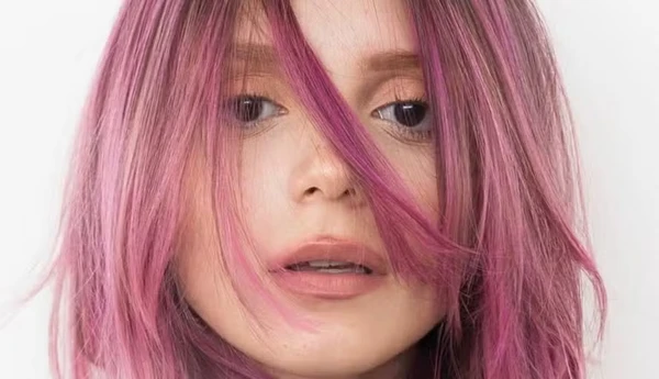 Catarina Tourinho com cabelo rosa  por Reprodução/Instagram @catarinatourinho