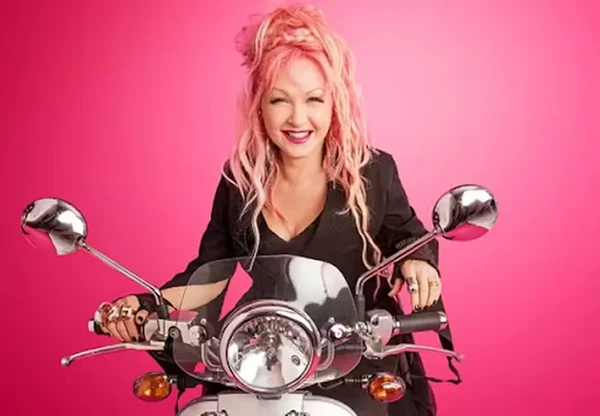 Cyndi Lauper com cabelo rosa por Reprodução/AARP The Magazine