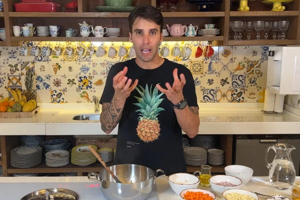 Daniel Cady ensina sopa de legumes com frango
