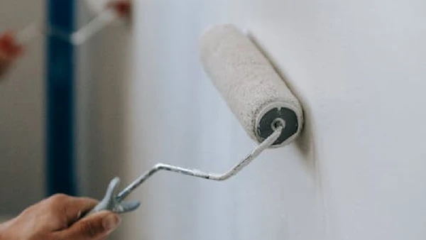 Ele deve ser aplicado com rolo de lã, pincel ou trincha, conforme a orientação do fabricante. A parede precisa estar firme, limpa, seca, sem poeira, sem gordura e sem mofo antes da aplicação.