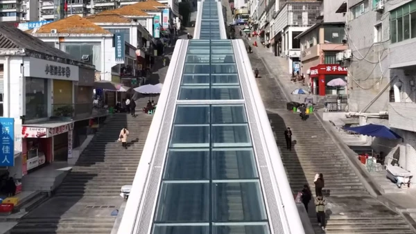 Escada rolante ao ar livre em Wushan virou atração por ligar áreas baixas e altas da cidade chinesa