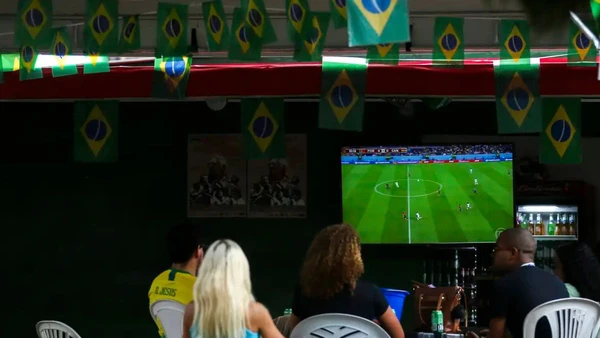 Família e amigos se reúnem para torcer pela Seleção Brasileira. por Foto: José Cruz/Agência Brasil