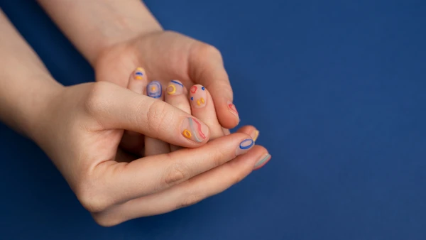 Hidratação das mãos e cutículas faz parte dos cuidados que preservam o aspecto das unhas por Freepik