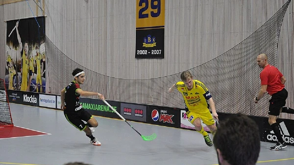 Innebandy é uma versão indoor do hóquei, disputada em quadra com tacos leves e uma bola plástica perfurada por Helen Simonsson / Wikimedia Commons
