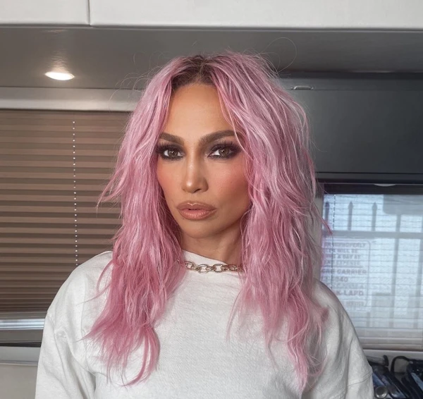 Jennifer Lopez com cabelo rosa  por Reprodução/Instagram @chrisappleton1