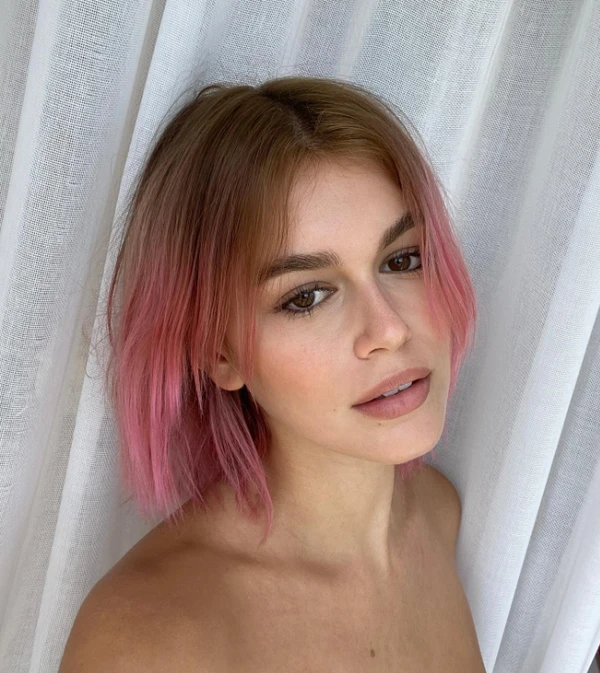 Kaia Gerber com cabelo rosa  por Reprodução/Instagram @kaiagerber