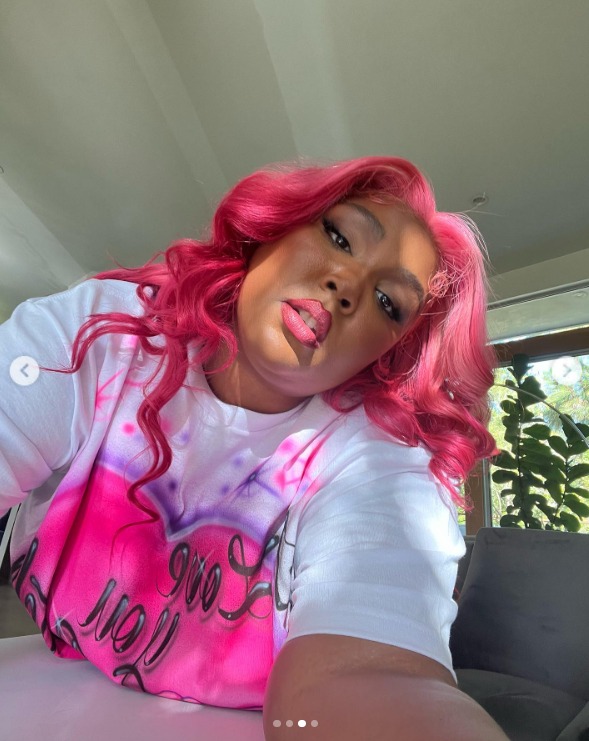 Lizzo com cabelo rosa  por Reprodução/Instagram @lizzobeeating 