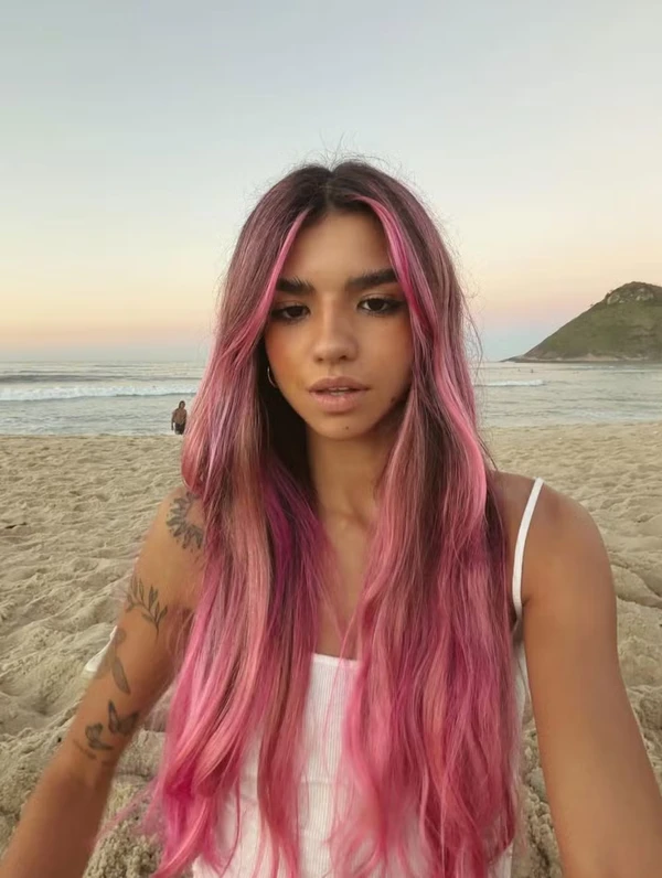 Luana Benfica com cabelo rosa por Reprodução/Instagram @luabenficaa