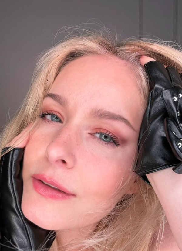 Atriz Luciana Vendramini em poses sensuais por Reprodução | Instagram