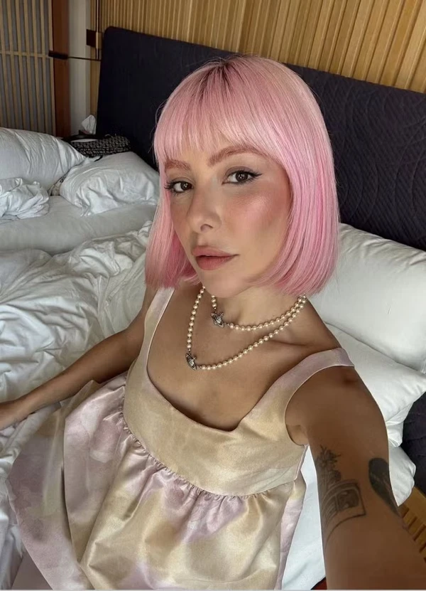 Nath Araujo com cabelo rosa por Reprodução/Instagram @nanaths