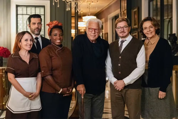 Novela "Quem ama cuida": Tilde (Luana Martau), Marcão (Claudio Andrade), Rosa (Tatiana Tiburcio), Arthur (Antonio Fagundes), Edvaldo (Guilherme Piva) e Diná (Rosi Campos) por Manoella Mello/Rede Globo