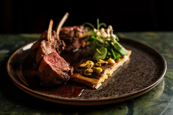 Restaurantes disputados, chefs renomados e pratos autorais transformaram o Rosewood em um dos endereços gastronômicos mais desejados de São Paulo por Divulgação/Booking;com