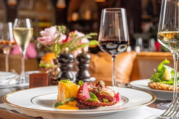 Restaurantes disputados, chefs renomados e pratos autorais transformaram o Rosewood em um dos endereços gastronômicos mais desejados de São Paulo por Divulgação/Booking;com