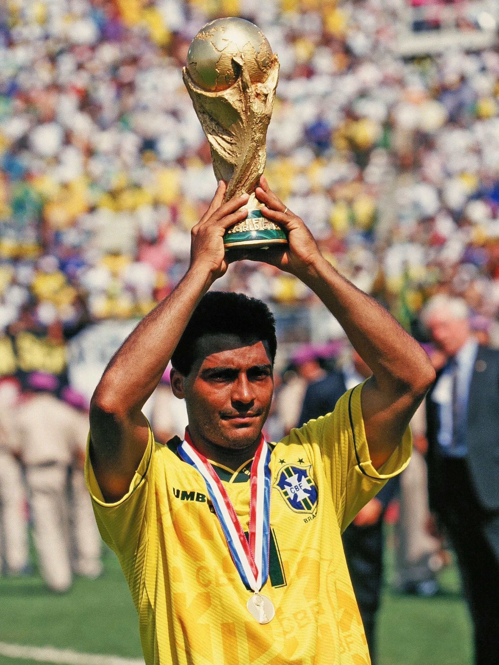 Romário levando a taça da Copa do Mundo por Reprodução