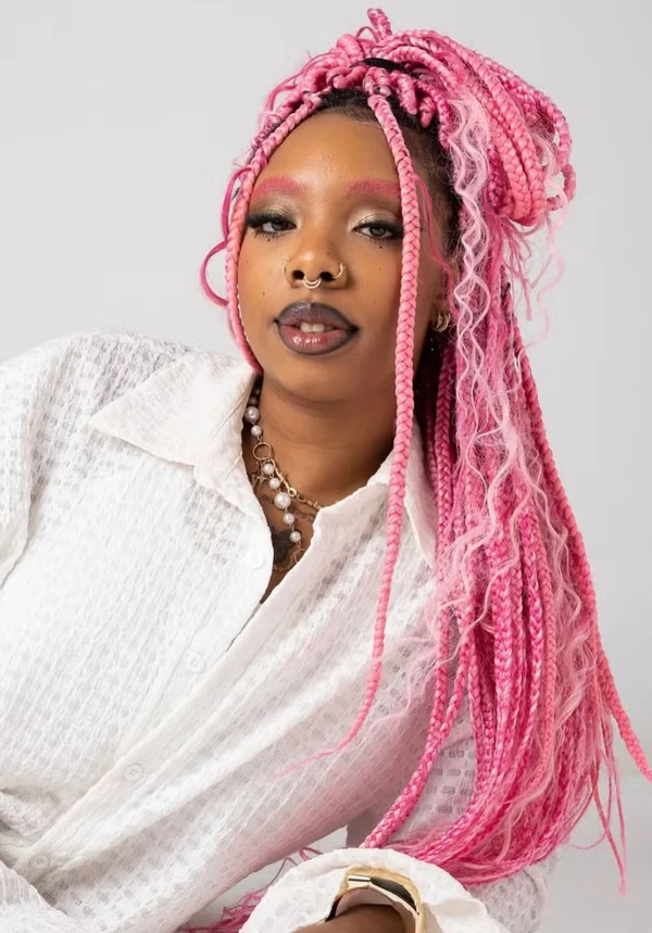 Stefanine Eze com cabelo rosa  por Reprodução/Instagram @stefanineeze