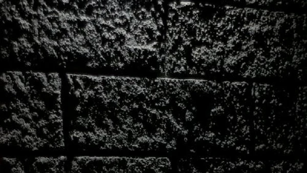 Superfícies naturalmente mais texturizadas podem exigir texturas mais intensas para realizar o revestimento