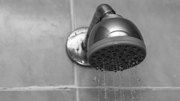 Torneira com pouca força pode estar ligada à baixa pressão na rede interna da casa por Freepik