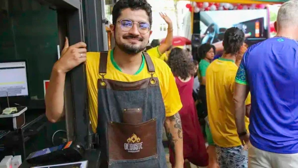Trabalhando durante o jogo. por Foto:  Fabio Rodrigues-Pozzebom/ Agência Brasil