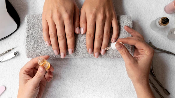 Unhas naturais com brilho discreto ganharam força entre quem busca um visual mais limpo e fácil de manter por Freepik