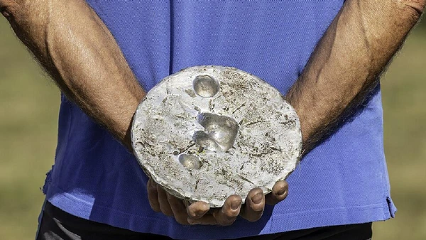 Varpa é um esporte tradicional de Gotland em que atletas lançam uma pedra ou disco para chegar o mais perto possível de um alvo por Bene Riobó / Wikimedia Commons